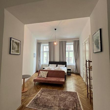 Centrally-Located Authentic Apartment Wina Bagian luar foto