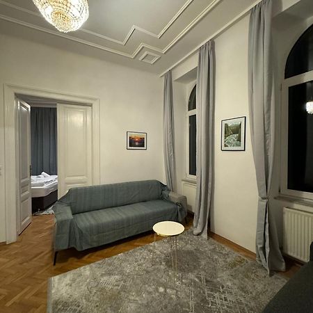 Centrally-Located Authentic Apartment Wina Bagian luar foto