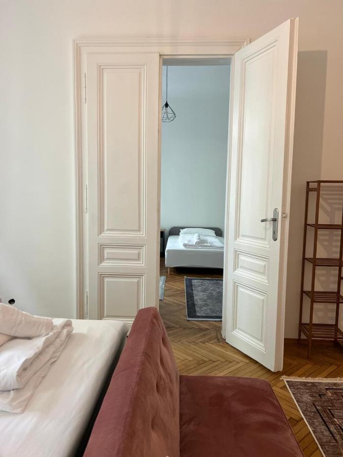 Centrally-Located Authentic Apartment Wina Bagian luar foto
