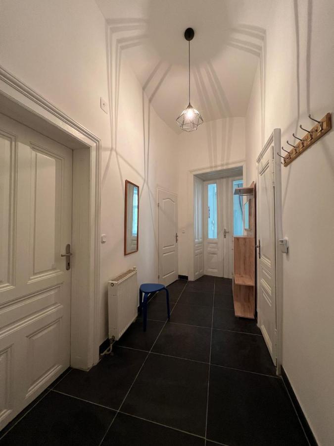 Centrally-Located Authentic Apartment Wina Bagian luar foto