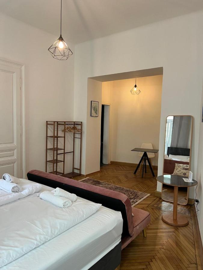 Centrally-Located Authentic Apartment Wina Bagian luar foto