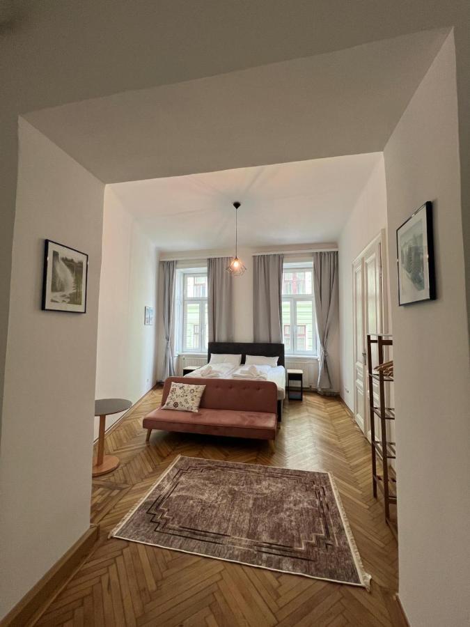 Centrally-Located Authentic Apartment Wina Bagian luar foto