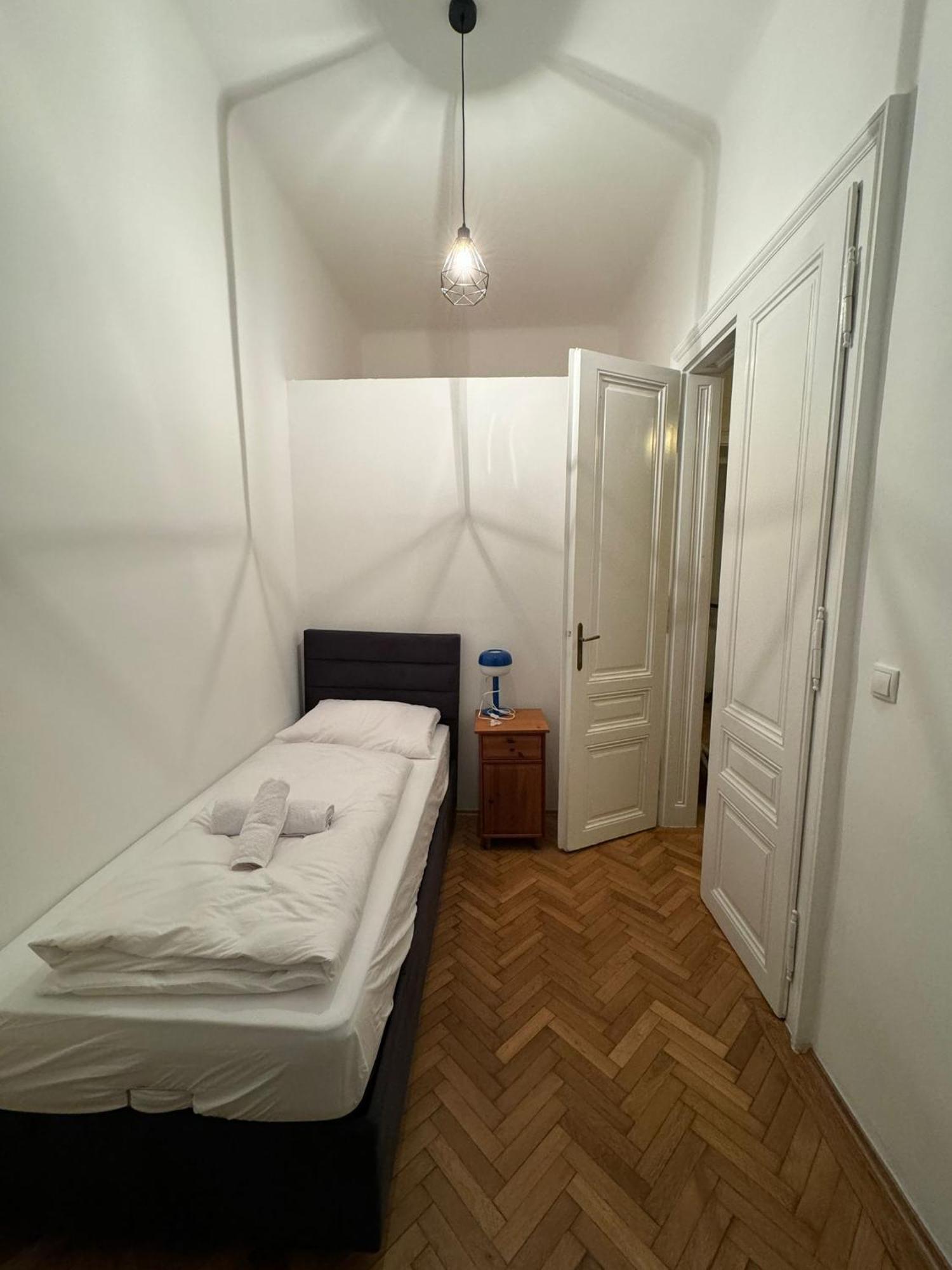 Centrally-Located Authentic Apartment Wina Bagian luar foto