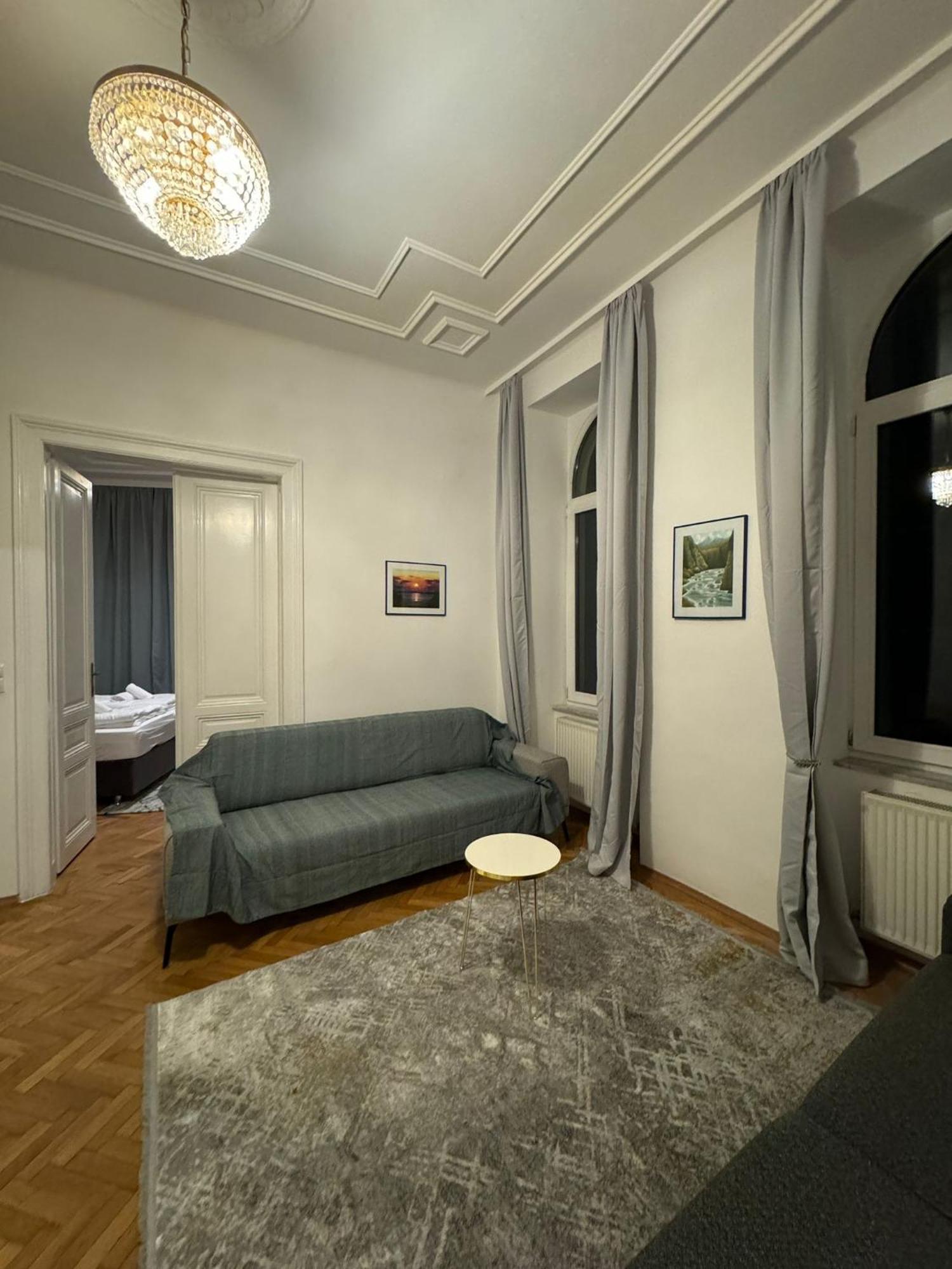 Centrally-Located Authentic Apartment Wina Bagian luar foto