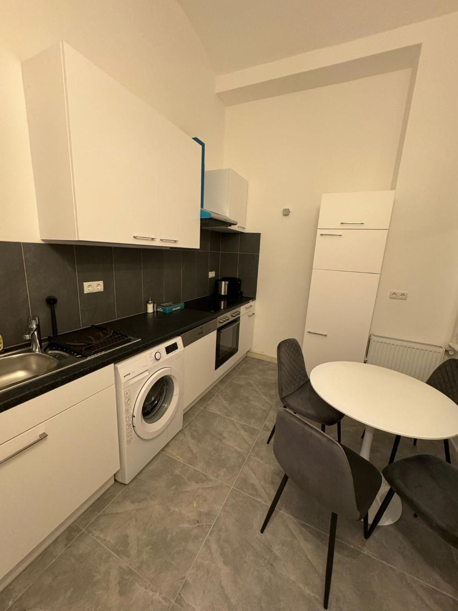 Centrally-Located Authentic Apartment Wina Bagian luar foto