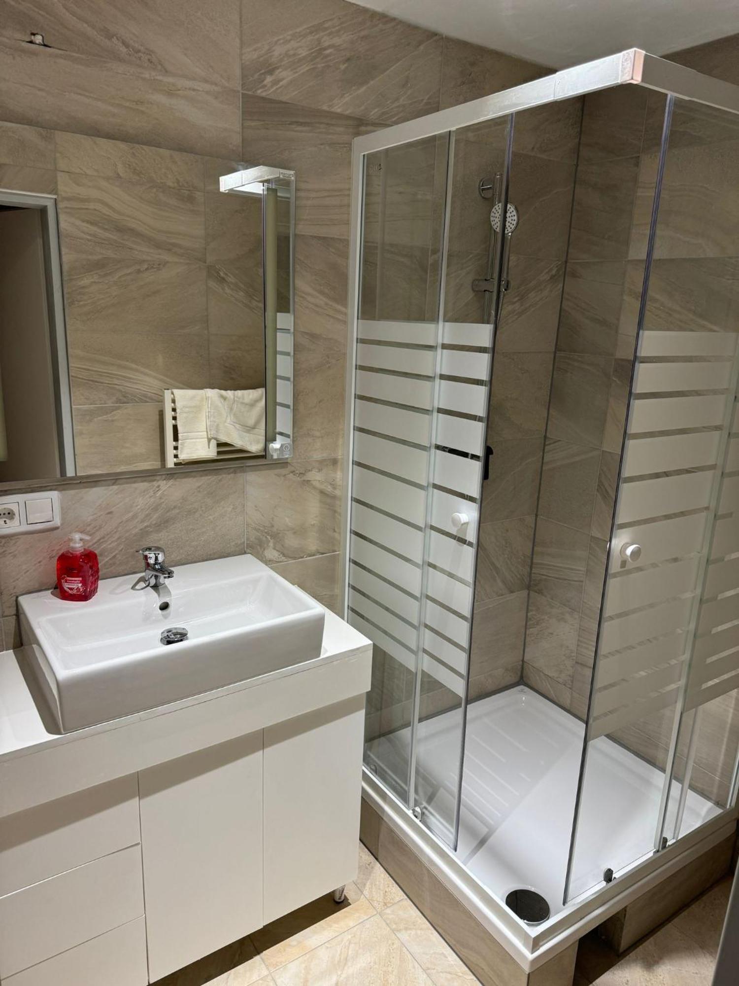 Centrally-Located Authentic Apartment Wina Bagian luar foto