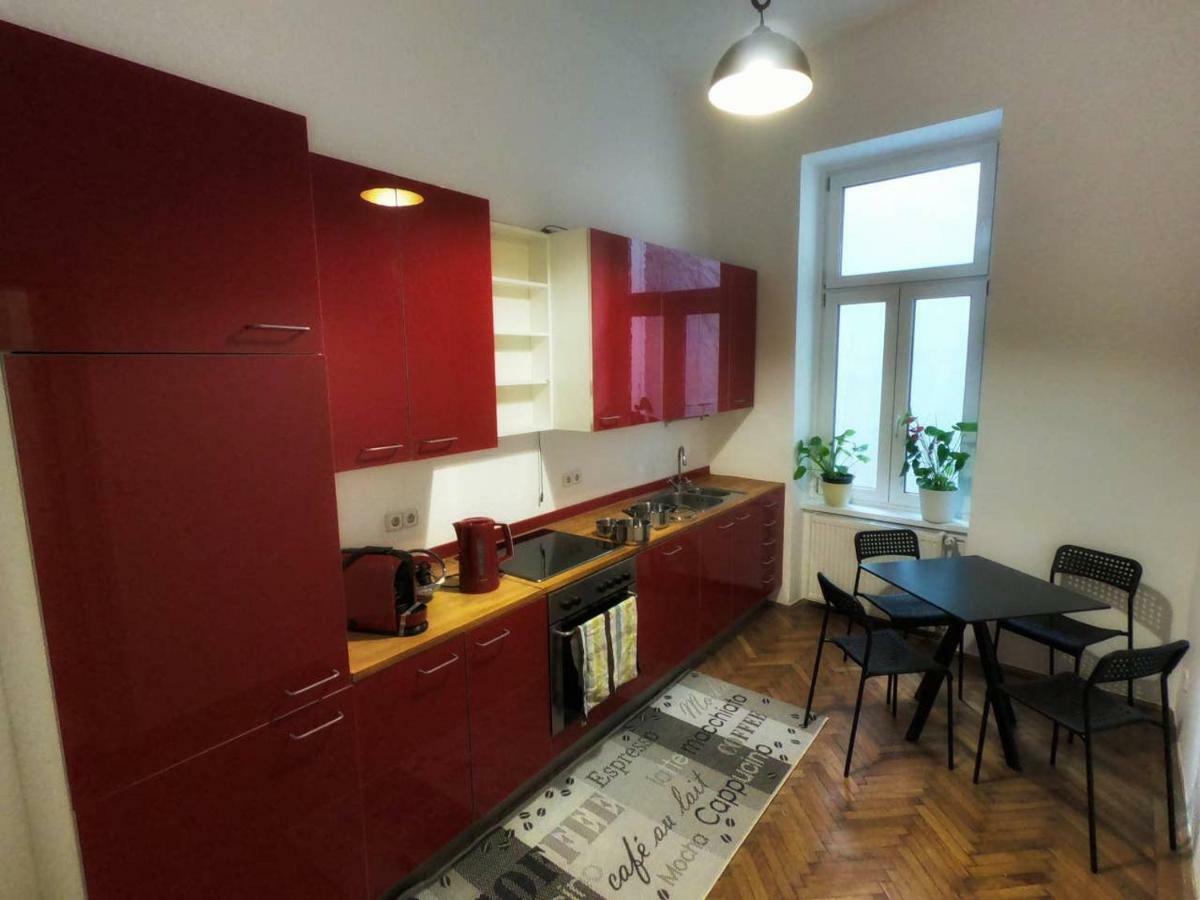 Centrally-Located Authentic Apartment Wina Bagian luar foto