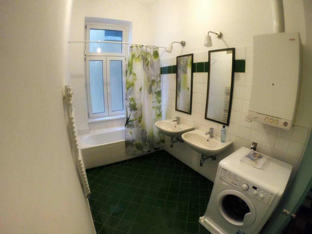 Centrally-Located Authentic Apartment Wina Bagian luar foto