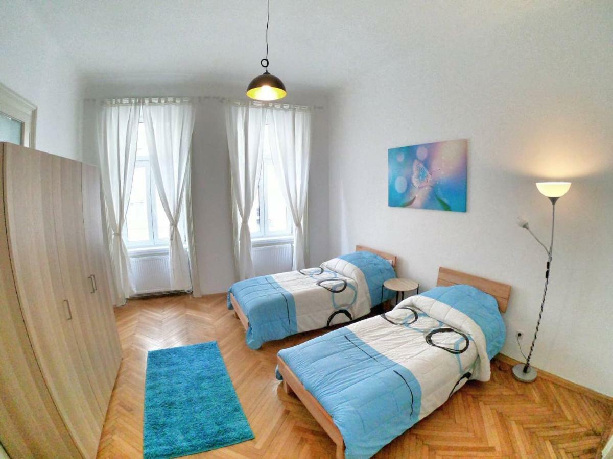 Centrally-Located Authentic Apartment Wina Bagian luar foto